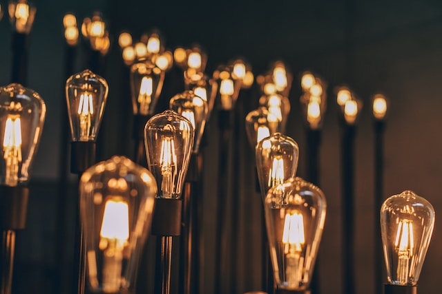 a bunch of lightbulbs illuminating a room